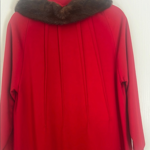 Vintage Red Wool Coat with mink fur collar. Like new condition. Beautiful lines - Picture 7 of 9
